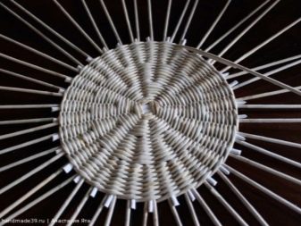 Weaving baskets and other interior items from newspaper tubes: master classes, video instructions