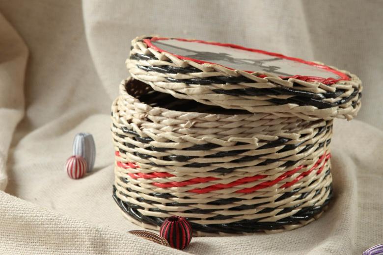 Weaving baskets and other interior items from newspaper tubes: master classes, video instructions