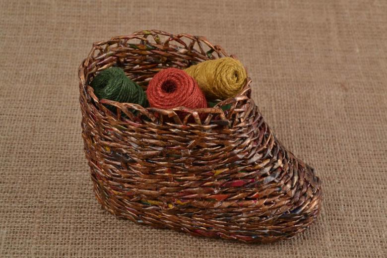 Weaving baskets and other interior items from newspaper tubes: master classes, video instructions