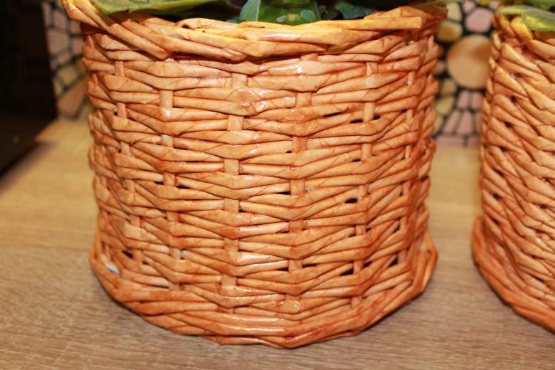 Weaving baskets and other interior items from newspaper tubes: master classes, video instructions