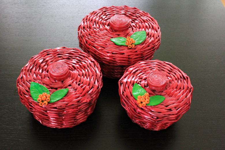 Weaving baskets and other interior items from newspaper tubes: master classes, video instructions