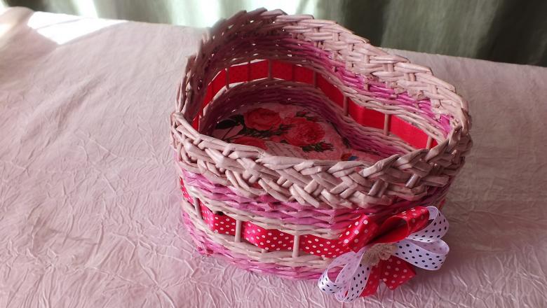 Weaving baskets and other interior items from newspaper tubes: master classes, video instructions