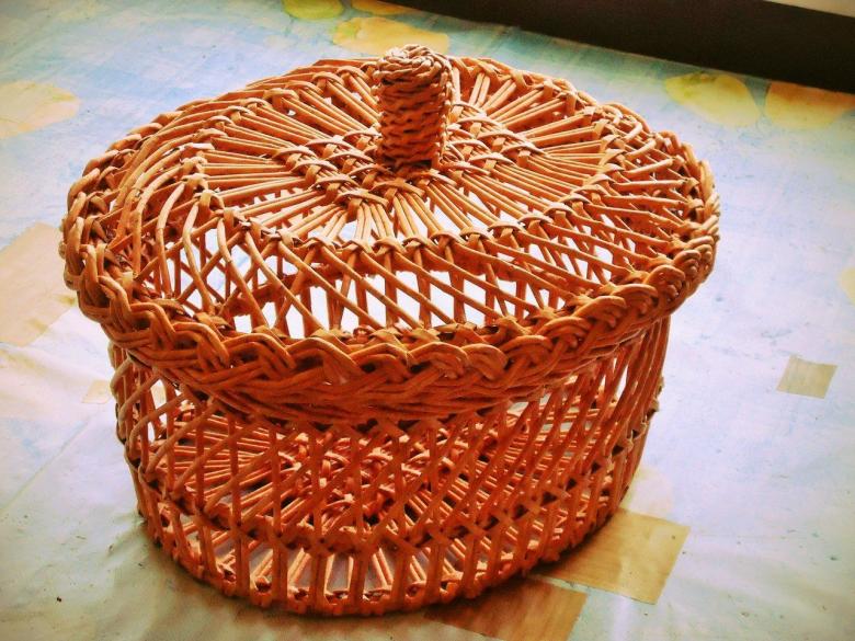 Weaving baskets and other interior items from newspaper tubes: master classes, video instructions