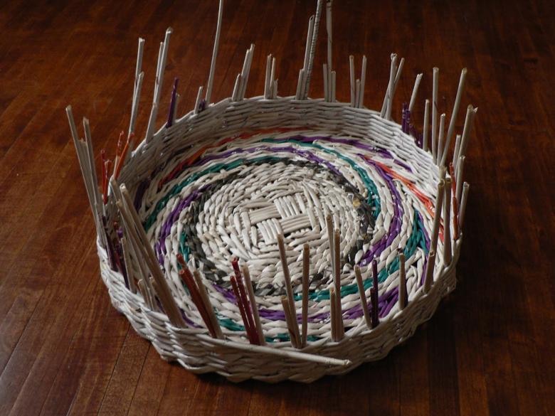 Weaving baskets and other interior items from newspaper tubes: master classes, video instructions