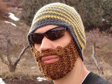 Jeśli masz umiejętności robienia na drutach, wypróbuj kreatywny kapelusz z brodą.