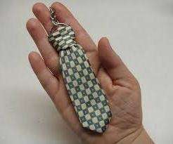 Krawat to niezbędny dodatek dla każdego mężczyzny. Z grubej tkaniny zrób mini krawat, aby stworzyć kreatywny brelok.