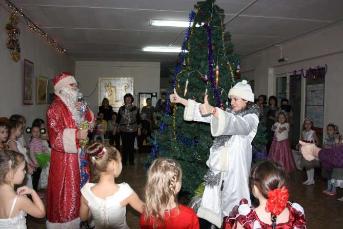 Nieuwjaarsspelletjes voor kinderen bij de boom op muziek