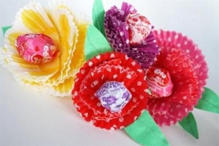 DIY egy csokor virágot az édességek csomagolásából
