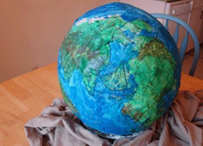 Maak een wereldbol voor een aardrijkskundeles, papier-maché.