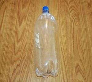 Najpierw przygotuj butelkę. Aby to zrobić, musisz go umyć i usunąć etykietę.