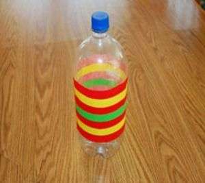 След това вземете цветна лента и я залепете около правия участък на бутилката в кръг. Ако използвате различни цветове, тогава занаятът ще се окаже много оригинален.