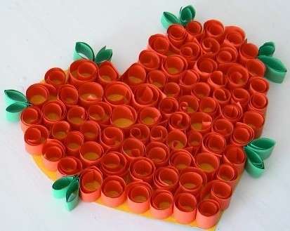 Voor degenen die in korte tijd een hart willen maken met behulp van de quilling-techniek, maakten naaldvrouwen de taak gemakkelijker. Als basis kun je een hart van gekleurd karton nemen. Snijd daarna het papier in stroken van 1-2 cm breed en wikkel de spiralen vervolgens met 2-3 slagen