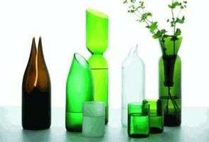 Стъклени бутилки могат да се използват и за направата на красиви рисувани вази, саксии за цветя и други необичайни интериорни предмети.