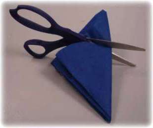 Weź ten trójkąt z rogu i odetnij przeciwną krawędź od jednej krawędzi. Po rozłożeniu przedmiotu powinieneś otrzymać 8 okrągłych cyfr z kręconym konturem.