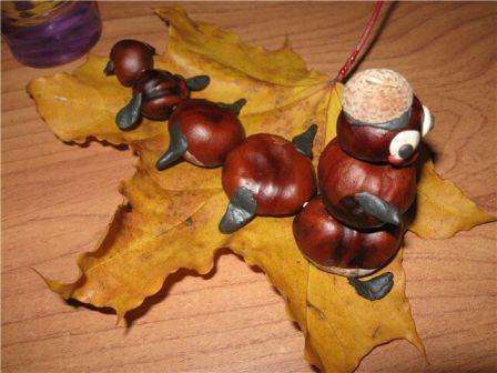 You can make any length of the craft by gluing any number of chestnuts with plasticine. We will make 