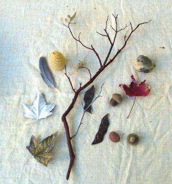 kinderknutsels over de herfst van natuurlijk materiaal