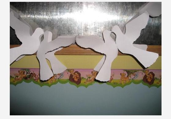 The number of pigeons cut out depends on the desired length of the garland. You can make slits in the body of a pigeon to make the craft original.