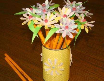 Ambachten van potloden zien er creatief uit. Van papier en potloden kun je prachtige bloemen maken.