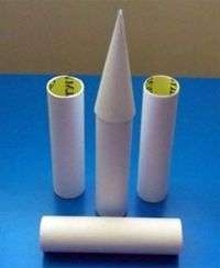 Do uformowania korpusu rakiety potrzebne będą nie tylko krótkie, ale i długie rolki. Możesz wziąć je z rolki ręczników lub przykleić dwa małe.