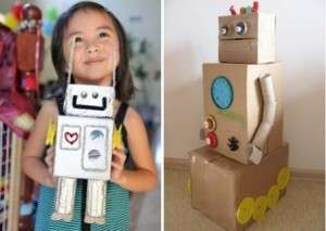Als je kind dol is op robots, hoef je geen kant-en-klaar speelgoed uit de winkel te kopen. Probeer met je eigen handen een mooie robot te maken. Dit vereist geen specifieke kennis en vaardigheden. U kunt gewone kartonnen dozen van verschillende formaten en toiletrollen gebruiken. Geef de nep een metallic effect met folie.