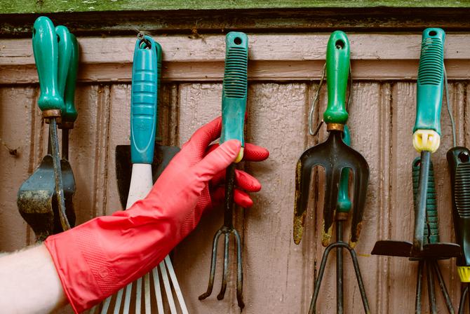 tuingereedschap moet zorgvuldig worden geïnspecteerd en, indien nodig, gewassen