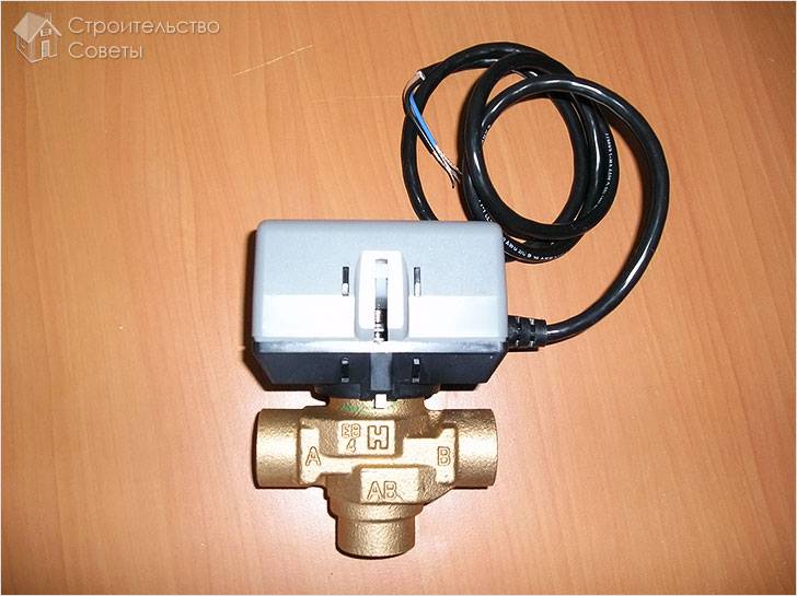 Three-way valve with servo drive