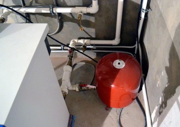 Diaphragm (expansion) tank connected to a solid fuel boiler