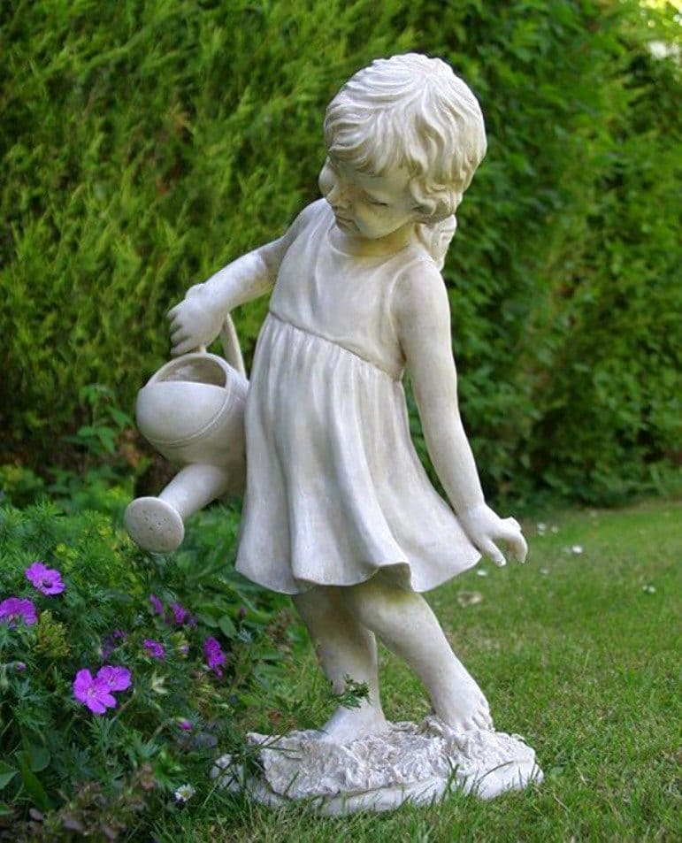 Gyönyörű gipsz figura egy lányról, aki gyengéden öntözi a virágokat