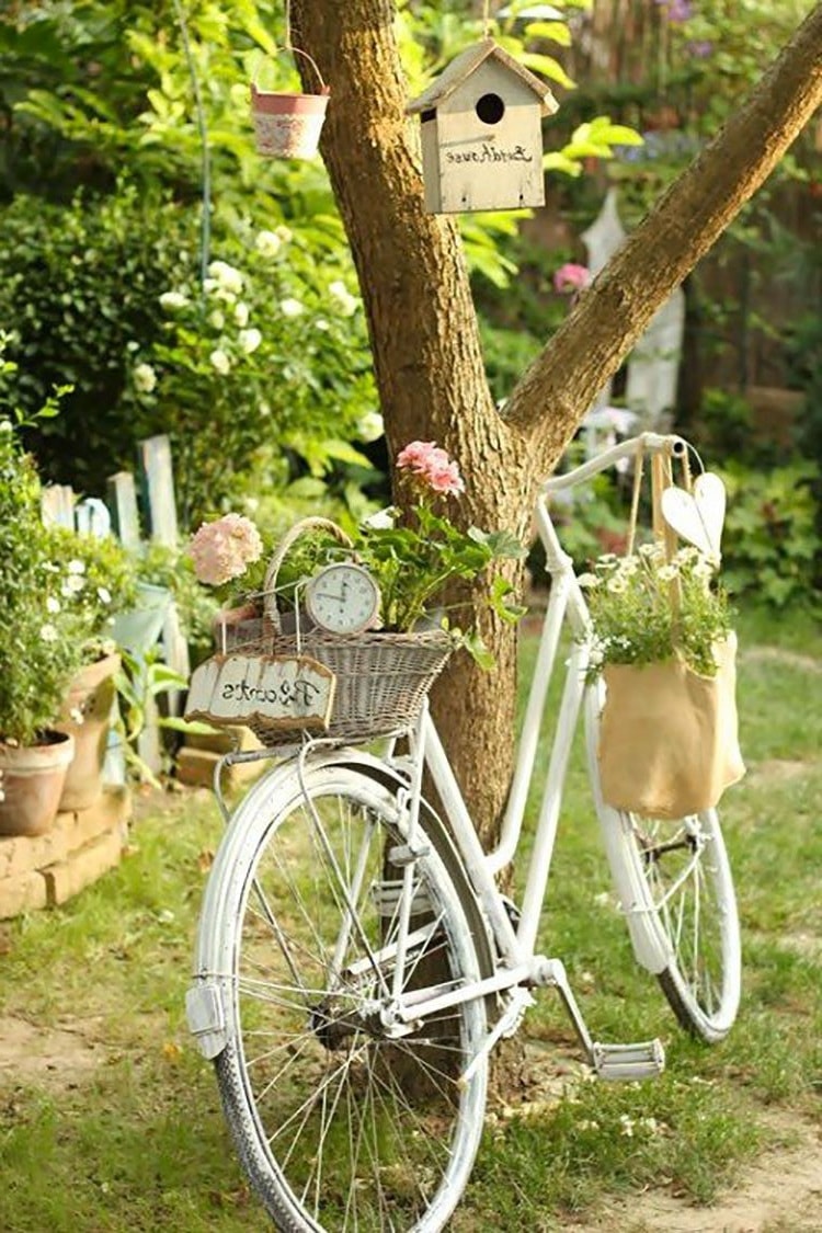 Egy csipetnyi fehér festék és egy régi kerékpár új életet kapott, mint kerti dekorációs elem