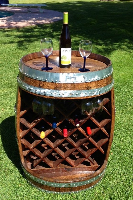 Egy régi hordó kivágásával és polcok elhelyezésével kiváló szekrényt kaphat a bor tárolására