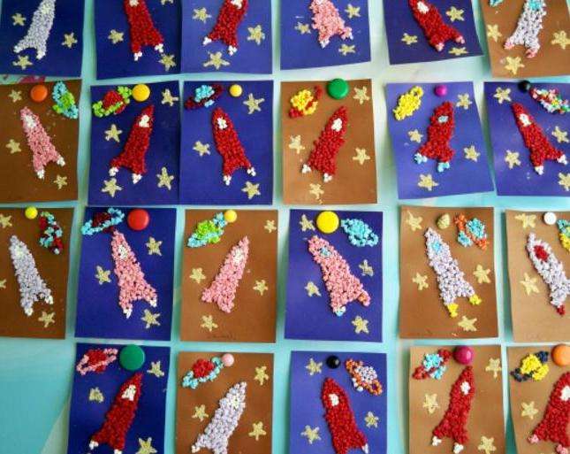do-it-yourself crafts for the day of cosmonautics in kindergarten