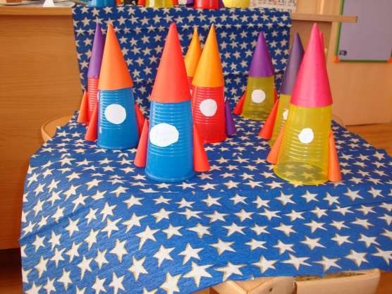 doe-het-zelf knutselen voor de dag van de ruimtevaart in de kleuterschool