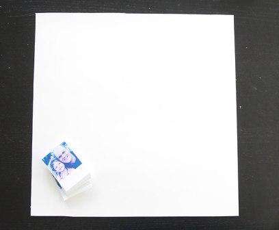 Weź biały kwadratowy arkusz papieru lub kartonu o boku 20 cm.Najpierw narysuj na nim kształt serca, a następnie zacznij go wypełniać.