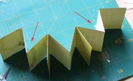 Fold the tape into an accordion and connect the squares with double-sided tape. You now have the core of the mini-album.