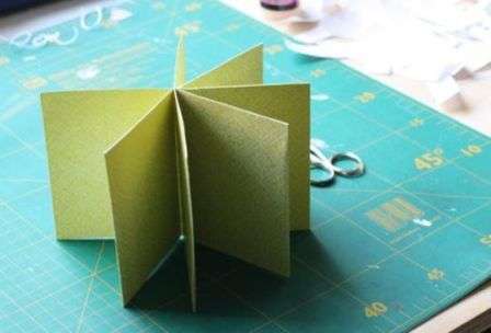 Ezután megkezdheti a minialbum borítójának előkészítését. Készítheti vastag papírból vagy kartonból.