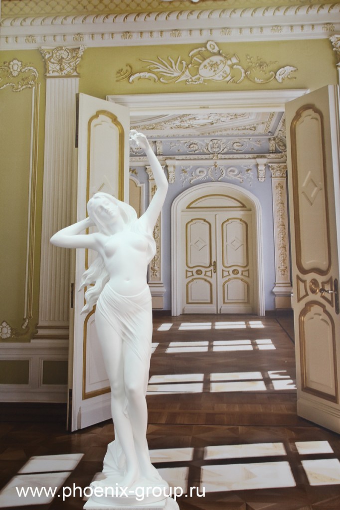 Gipsen beeld in het interieur