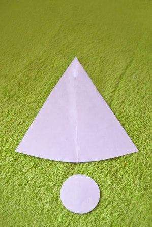 Papírra rajzolunk egy mintát a fánkhoz, egy háromszöget kell kapnunk, amelynek oldalai 17x16 cm és kör