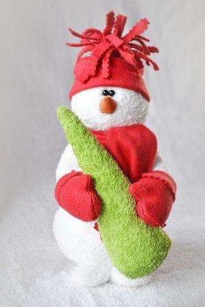 Az újonnan vert karácsonyfát varrjuk a hóemberhez, neki fogantyúval kell becsatolnia