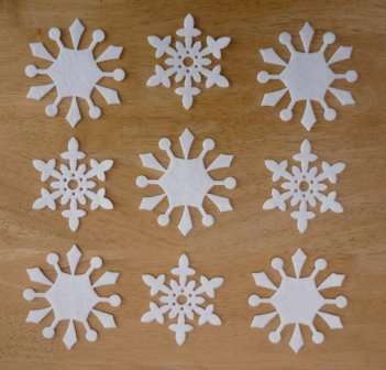 In order for the snowflake to turn out beautiful, you will need to remember the basics of geometry or drawing. Take a compass and draw two circles on the red and white felt. You can choose any color scheme for your snowflakes, for example, combinations of blue and white, pink and white or gold.