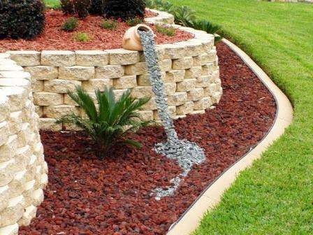 Először dekoratív kavicsot szórjon a talaj kiegyenlített felületére, és díszítse a képzeletbeli tározó széleit növényzettel.