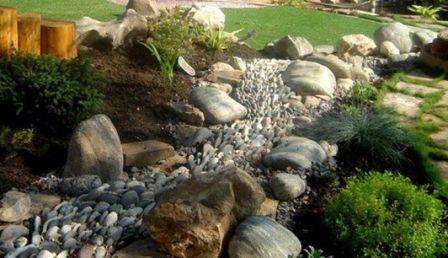 patak utánzása egy nyaralóban kövekkel