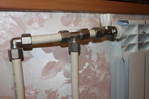 Tying heating radiators with polypropylene is simple and affordable