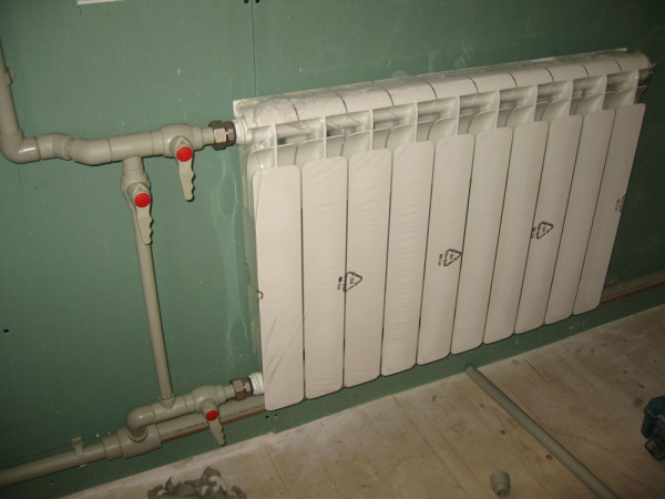Tying heating radiators with polypropylene is simple and affordable