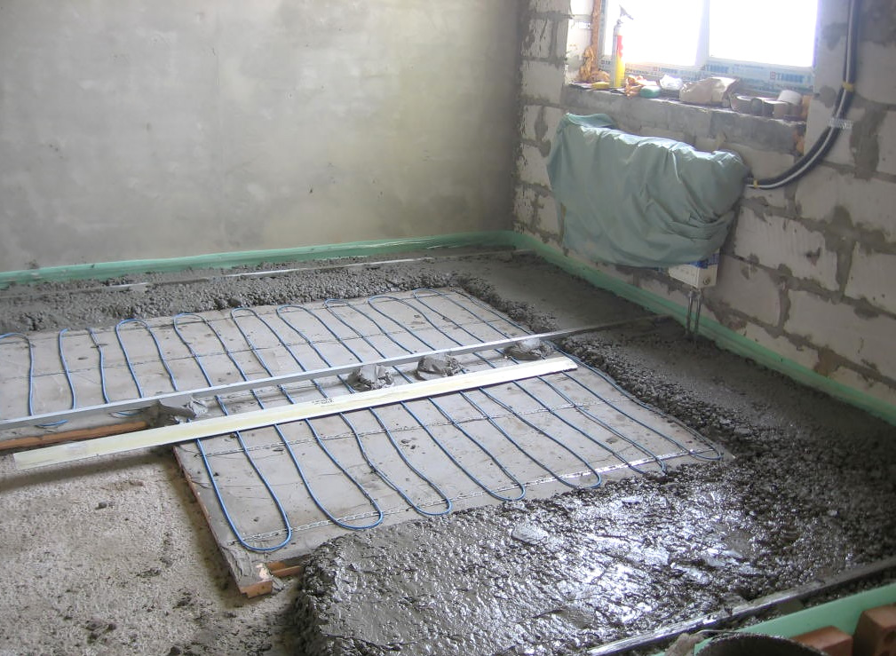 Монтаж и изравняване на подово отопление с бетонна замазка