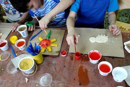 Kinderen vanaf 3 jaar kunnen grote ambachten maken van zoutdeeg en deze vervolgens zelf versieren. Om de taak gemakkelijker te maken, laat het kind eerst een applique op karton maken, en pas dan kan het