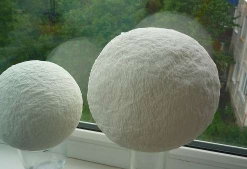 Prepare the topiary ball separately. You can make it using the papier-mâché technique, from threads or inflamed