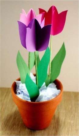 Weź suchy gips, wymieszaj go z odrobiną zimnej wody. Wlej miksturę do garnka, natychmiast włóż tulipany i poczekaj, aż tynk wyschnie. Jako dekorację można zastosować sztuczną trawę lub kamienie ozdobne.