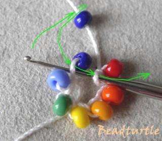 Next, our ring should be closed. To do this, you need to capture the thread after the bead that follows the blue bead