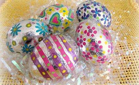 Decorating eggs with foil