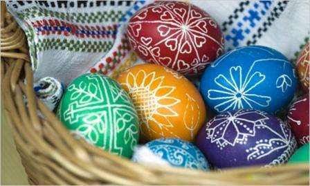 This is a technique when separately cut fragments are glued to the egg, which are then painted with paints and varnished.